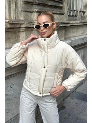 Keyifli Moda Bej Dik Yaka Çıtçıtlı Fermuarlı Kısa Şişme Mont