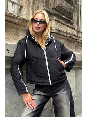 Keyifli Moda Siyah Kapüşonlu Kolları Fermuarlı Kısa Şişme Mont