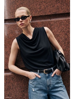 Sateen Desenli Degaje Yaka Bluz - Siyah