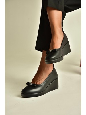 Fox Shoes Z555290403 Siyah Hakiki Deri Dolgu Tabanlı Kadın Ayakkabı