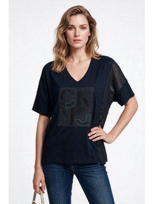 Daido Daıdo Kadın V Yaka Rahat Kesim İşlemeli ve Dokulu Panel Detaylı Kısa Kollu T-Shirt