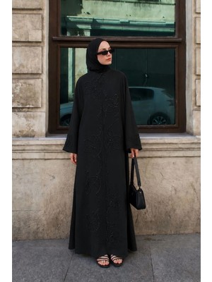 Nazzain Siyah Nakış Detaylı Abaya