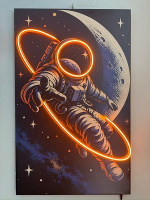 Eker Reklam Ajansı Astronot Neon LED Işıklı Dekoratif Tablo 50X80 cm – Uzay Temalı Duvar Dekoru