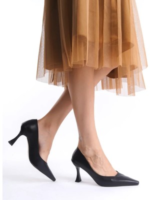Alfaze Siyah Cilt Klasik Şıklık Sivri Burun Stiletto Topuk Boyu 8 cm