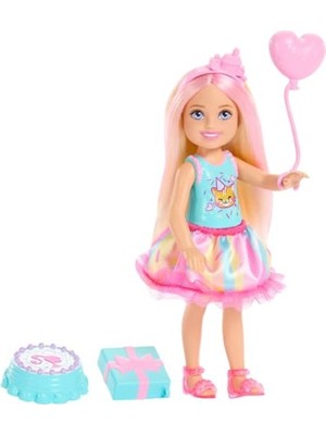 Mythriva Sarı Saçlarında Pembe Meçler Olan ve Doğum Günü Temasına Uygun Renkli Bir Elbise Giyen 15 Cm'lik Küçük Barbie Club Chelsea Bebek ve 4 Parti Aksesuarı, JJB37