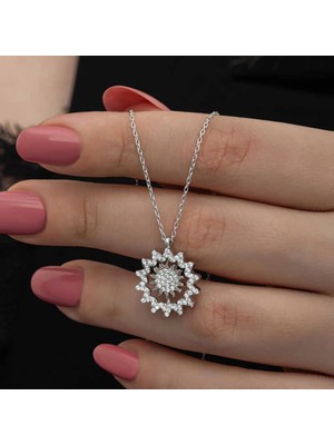 Pileli Store Gümüş Güneş Kadın Kolye