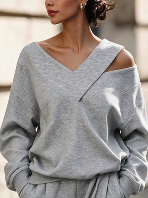 Afri Gri Kadın Omuz Dekolteli V Yaka Oversize Sweatshirt – Çapraz Yaka Detaylı Salaş Sweat