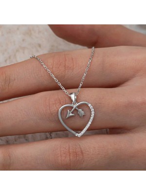 Pileli Store Gümüş Kalpli Ok Kadın Kolye