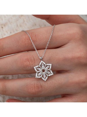 Pileli Store Gümüş Baget Taşlı Çiçek Kadın Kolye