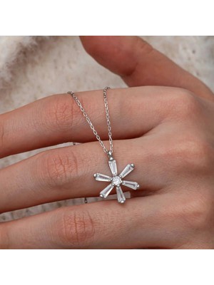 Pileli Store Gümüş Baget Taşlı Çiçek Kadın Kolye