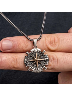 Pileli Store Gümüş Oksitli Pusula Erkek Kolye
