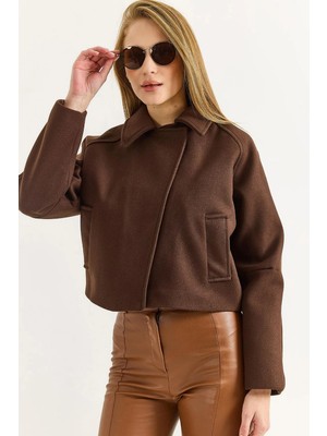 Juuuj Kahverengi Kaşe Kumaş Reglan Kollu Crop Kesim Düğmeli ve Çift Cepli Kısa Ceket