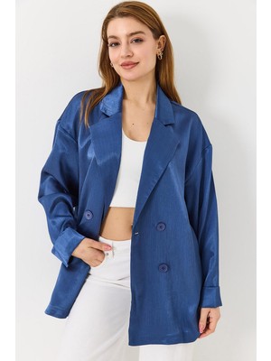 Juuuj Saks Mavi Saten Kumaş Kruvaze Yaka Oversize Kesim Dört Düğme Detaylı Blazer Ceket