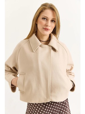 Juuuj Bej Kaşe Kumaş Geniş Yaka Reglan Kollu Crop Form Düğmeli ve Cepli Ceket