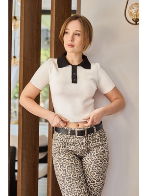 Juuuj Beyaz Esnek Kumaş Polo Yaka Kısa Kollu Crop Form Önü Düğme Detaylı Örme Bluz