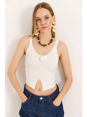 Juuuj Beyaz Triko Esnek Dokulu Askılı Crop Form Gül Motifli Yırtmaç Detaylı Örme Bluz