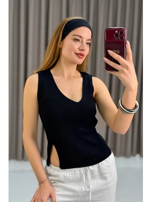 Juuuj Siyah Triko Kumaş Tasarım Yaka Kolsuz Standart Fit Yanları Hafif Yırtmaç Detaylı Örme Bluz