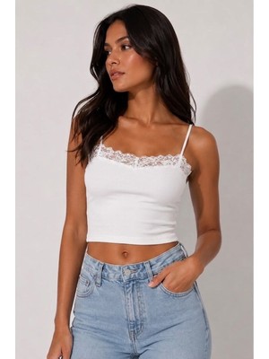 Juuuj Beyaz Polyester Kumaş Ince Askılı Standart Kesim Dantel Detaylı Kolsuz Kare Yaka Bluz