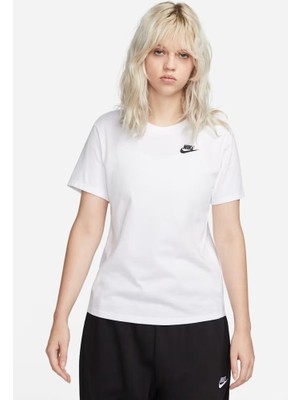 Nike Sportswear Club Essentials DX7902-100 Kadın Tişörtü - Beyaz