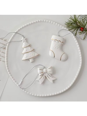 Porselen Yılbaşı Çorabı Ağaç Süsü – Altın Detaylı Dekoratif Seramik Süs (6 x 5 Cm)