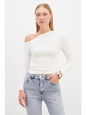 FullaModa Asimetrik Yaka Omzu Açık Slim Fit Bluz