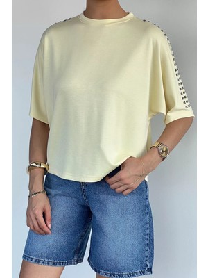Gülseli Kadın Omuzlar Metal Taşlı Oversize Bluz P-00022205