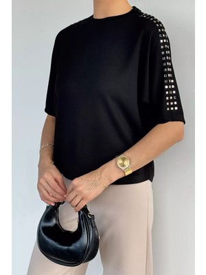 Gülseli Kadın Omuzlar Metal Taşlı Oversize Bluz P-00022205