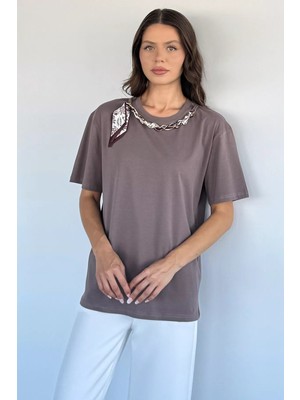Gülseli Kadın Yakası Fularlı Tişört P-00021910