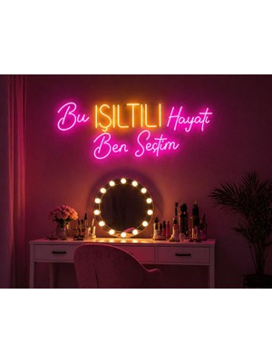 Bu Işıltılı Hayatı Ben Seçtim” LED Neon Yazı – Dekoratif Duvar Lambası (Pembe & Sarı Işık)