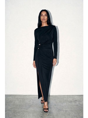 Setre Siyah Drape ve Metal Aksesuar Detaylı Uzun Elbise
