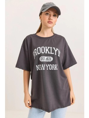 Juuuj Antrasit Iki Iplik Kumaş Bisiklet Yaka Düşük Omuz Oversize Brooklyn Baskılı Tişört