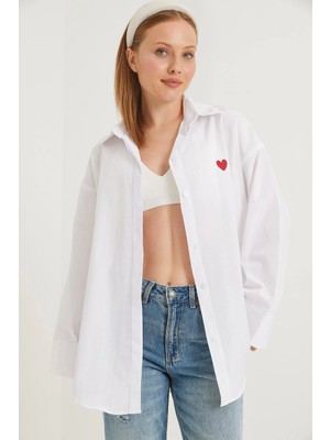 Juuuj Beyaz Pamuklu Polyester Karışımlı Düşük Omuz Oversize Kalp Nakış Detaylı Basic Gömlek