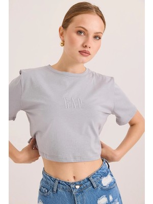 Juuuj Gri Pamuklu Örme Kumaş Bisiklet Yaka Kısa Kollu Crop Form Nakış Detaylı Tişört