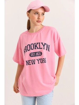 Juuuj Pembe Iki Iplik Bisiklet Yaka Düşük Omuz Oversize Brooklyn Baskılı Kısa Kollu Tişört