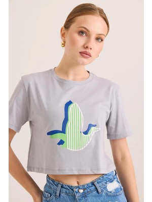 Juuuj Gri Pamuklu Örme Bisiklet Yaka Kısa Kollu Crop Form Karikatür Kuş Baskılı Tişört