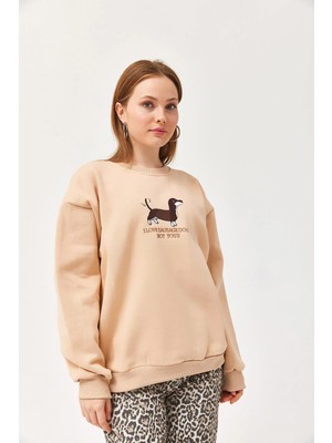 Juuuj Bej Pamuklu Bisiklet Yaka Düşük Omuz Şardonlu Üç Iplik Nakış Detaylı Sweatshirt