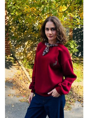 Juuuj Bordo Üç Iplik Şardonlu Kumaş Fular Detaylı Ceylan Nakışlı Uzun Kollu Sweatshirt