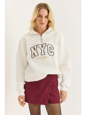 Juuuj Beyaz Pamuklu Karışımlı Dik Yaka Oversize Fermuar Detaylı Nakışlı Sweatshirt