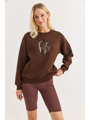 Juuuj Kahverengi Üç Iplik Esnek Kumaş Bisiklet Yaka Düşük Omuz At Nakışlı Rahat Form Sweatshirt
