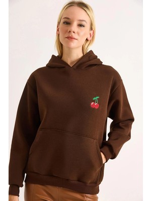 Juuuj Kahverengi Şardonlu Üç Iplik Esnek Kumaş Kapişonlu Kiraz Nakışlı Cepli Sweatshirt