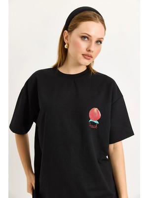 Juuuj Siyah Pamuklu Bisiklet Yaka Kısa Kollu Oversize Düşük Omuz Sweet Peach Baskılı Tişört