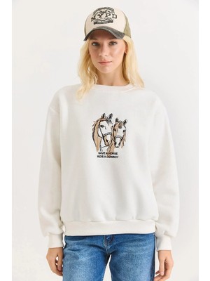 Juuuj Beyaz Üç Iplik Kumaş Bisiklet Yaka Düşük Omuz Manşetli Nakış Detaylı Rahat Form Sweatshirt