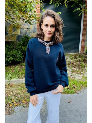 Juuuj Lacivert Üç Iplik Şardonlu Kumaş Bisiklet Yaka Fular Detaylı Ceylan Nakışlı Sweatshirt