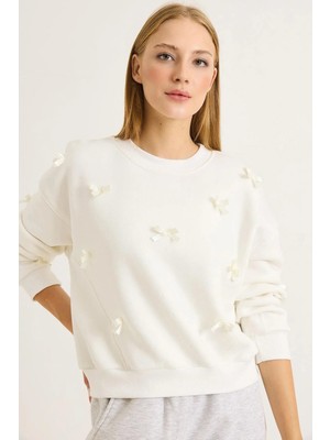 Juuuj Beyaz Üç Iplik Şardonlu Kumaş Bisiklet Yaka Ribana Detaylı Kurdele Süslemeli Sweatshirt