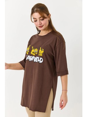 Juuuj Kahverengi Bisiklet Yaka Kısa Kollu Yanları Yırtmaçlı Garfield Baskılı Örme Kumaş Tişört