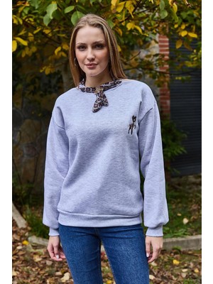 Juuuj Gri Esnek Dokulu Düşük Omuz Üç Iplik Şardonlu Fular Detaylı Ceylan Nakışlı Sweatshirt