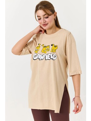 Juuuj Krem Bisiklet Yaka Kısa Kollu Yanları Yırtmaçlı Garfield Baskılı Karakter Tişört