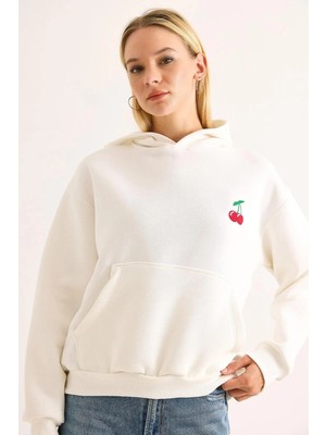 Juuuj Beyaz Şardonlu Üç Iplik Kumaş Kapişonlu Düşük Omuz Kiraz Nakışlı Kanguru Cepli Sweatshirt