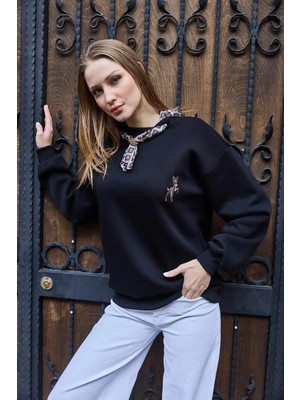 Juuuj Siyah Üç Iplik Şardonlu Düşük Omuz Fular Detaylı Ceylan Nakışlı Ribanalı Sweatshirt