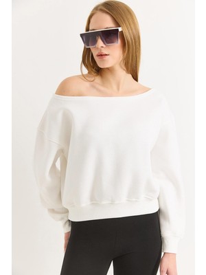 Juuuj Beyaz Üç Iplik Şardonlu Esnek Kumaş Kayık Yaka Ribana Detaylı Rahat Kesim Sweatshirt